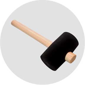 Gummihammer (ein mit einem Lappen umwickelter Eisenhammer ist auch möglich)
