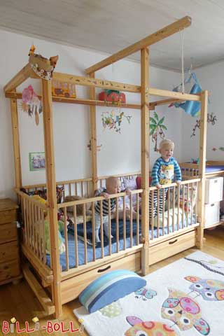 Das Babybett mit Bettkästen als Stauraum darunter. Mit einem Umbauset lässt sich das Babybett später in eines der anderen Bettmodelle verwandeln, z.B. in ein Hochbett oder ein Etagenbett.