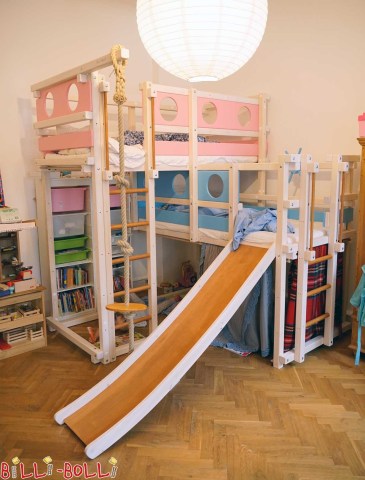 Im Altbau: Beide-oben-Doppel-Hochbett mit Rutsche, hier rosa/blau dekoriert (Beide-oben-Etagenbetten)