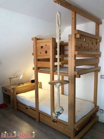 Unser Dachschrägenbett, hier mit Mäusebrettern. Der Platz unter der D … (Dachschrägenbett)