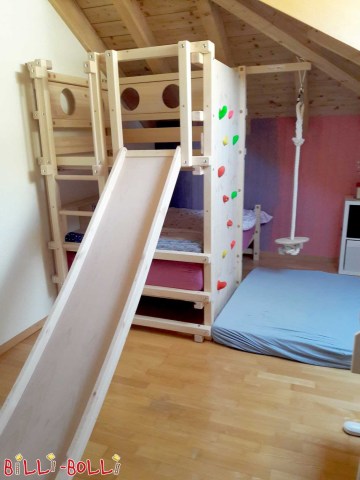 Kletterspaß im Kinderzimmer: das Dachschrägenbett in Kiefer, hier in M … (Dachschrägenbett)
