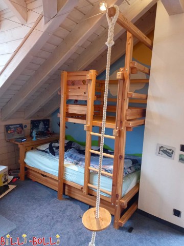 Hier wird die Nische unter dem Dach perfekt genutzt. (Dachschrägenbett)