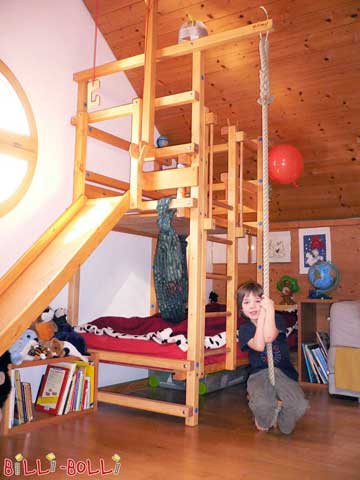 Grüezi! Ihre Kinderbetten sind wirklich genial. Der Zusammenbau hat Spaß … (Dachschrägenbett)