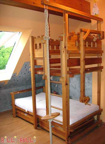 Das Dachschrägenbett als Burgvariante in Kiefer geölt-gewachst. (Dachschrägenbett)