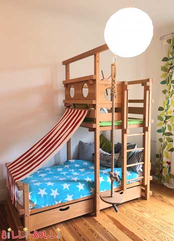Das Dachschrägenbett, hier in Buche. Familie Wiesenhütter schreibt: Obwohl … (Dachschrägenbett)