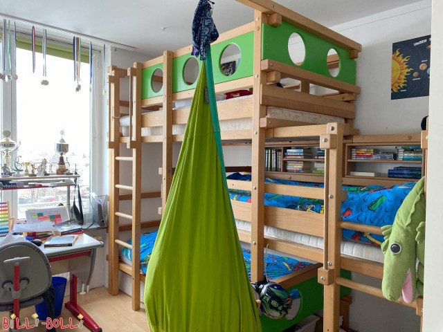 Das Dreier-Etagenbett Typ 2B, hier mit grünen Bullaugen-Themenbrettern. (Dreier-Etagenbetten)