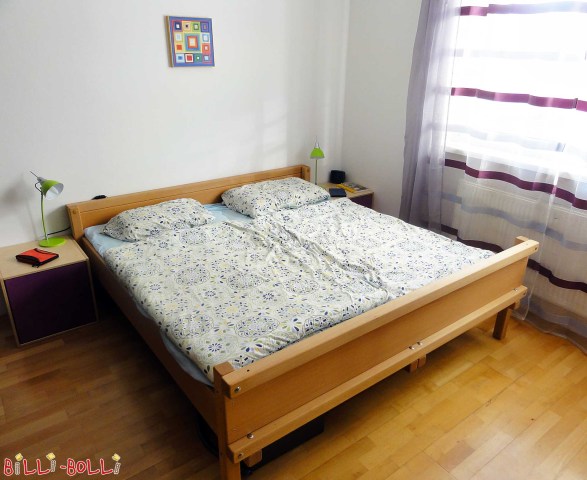 Das Eltern-Doppelbett in einer früheren Version (mit niedrigem Kopfteil). (Eltern-Doppelbett)