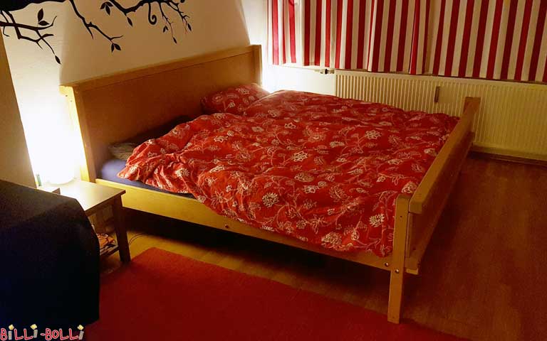 Das Eltern-Doppelbett in der aktuellen Version mit hohem Kopfteil. Hier im … (Eltern-Doppelbett)