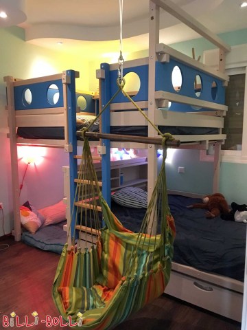 Ein Etagenbett-seitlich-versetzt in weiß lackiert. Auf Kundenwunsch wurden … (Etagenbett-seitlich-versetzt)