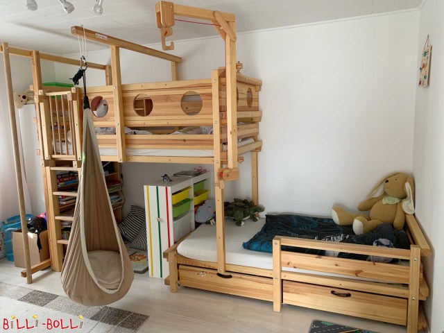 Etagenbett dreiviertel seitlich versetzt, mit Feuerwehrstange, Rausrollschutz und anderem Zubehör (Etagenbett-seitlich-versetzt)