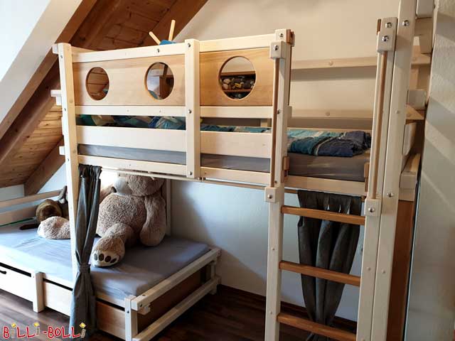 Ein schöner Kontrast: Dieses Etagenbett-seitlich-versetzt ist aus weiß … (Etagenbett-seitlich-versetzt)
