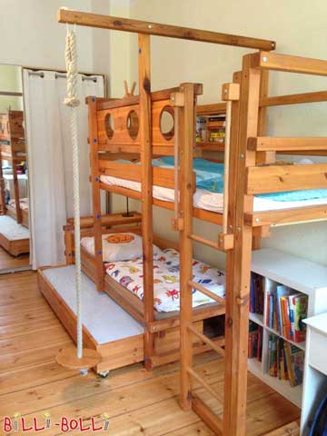 Das Etagenbett-seitlich-versetzt mit Bettkastenbett für Übernachtungsgäste.