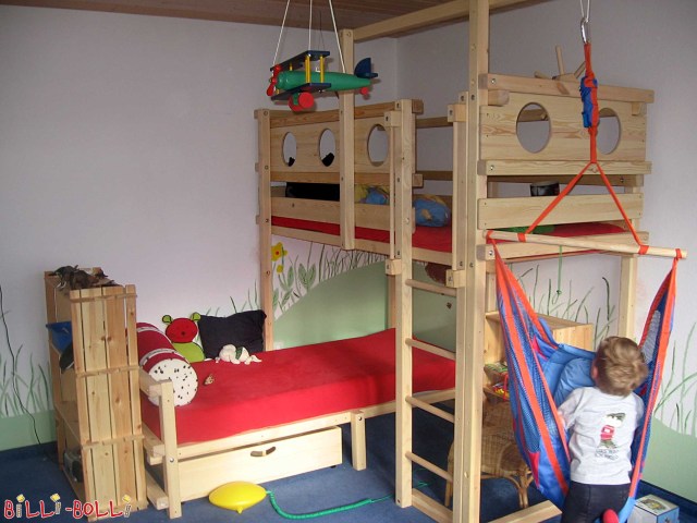 Ein Etagenbett-über-Eck. Der Schaukelbalken verläuft nach Kundenwunsch in L … (Etagenbett-über-Eck)