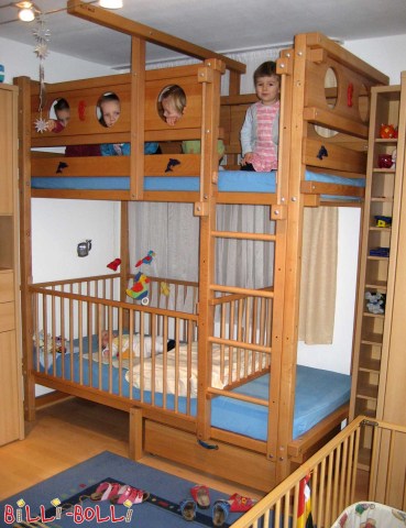 Etagenbett in Buche. Unten mit Babygittern auf ¾ Länge. (Etagenbett)