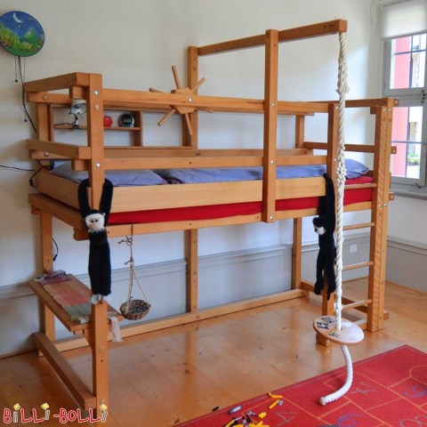 Das halbhohe Hochbett in Buche geölt-gewachst mit Kaufladenbrett. (Halbhohes Hochbett)