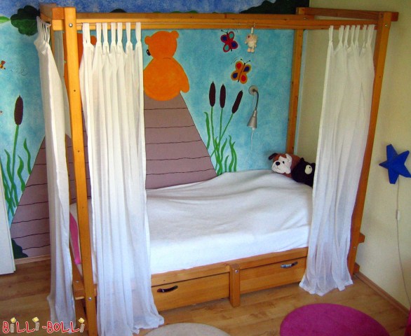 Das Himmelbett in Buche geölt-gewachst mit zwei Bettkästen. (Himmelbett)