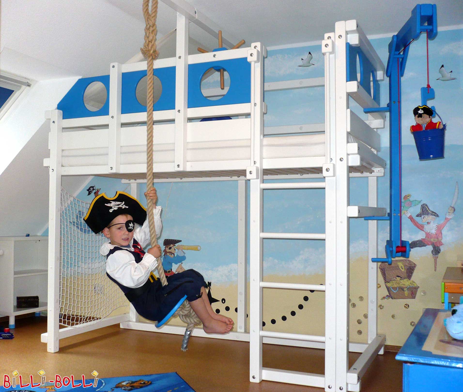 Piraten-Hochbett für kleine Seeräuber, hier blau und weiß lackiert (Hochbett mitwachsend)