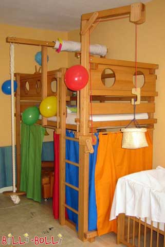 Bunt dekoriertes Hochbett zum Spielen und Schlafen für Kinder (Hochbett mitwachsend)