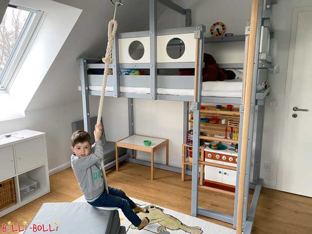 Grau lackiertes Feuerwehr-Hochbett in Kinderzimmer mit Dachschräge (Hochbett mitwachsend)