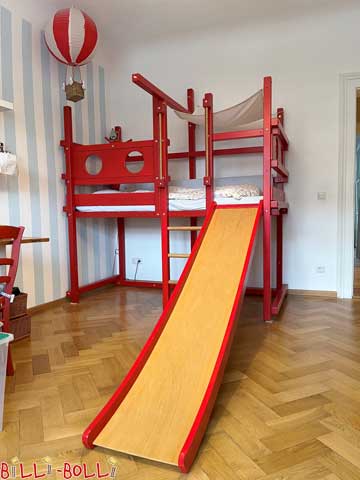 Rotes Hochbett mit Rutsche in Aufbauhöhe für kleinere Kinder (Hochbett mitwachsend)