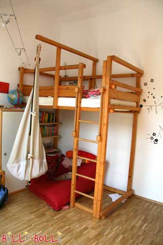 Mitwachsendes Kinderhochbett aus Holz im hohen Altbau-Zimmer mit sehr hohen Füßen (Hochbett mitwachsend)