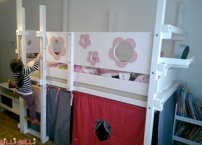 Dieses mitwachsende Hochbett wurde in weiß lackiert und ohne Schaukelbalken … (Hochbett mitwachsend)
