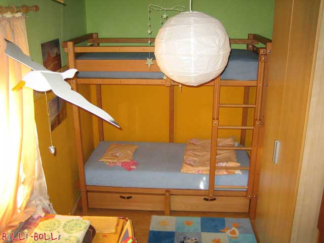 Das Jugend-Etagenbett in Buche geölt-gewachst mit zwei Bettkästen.