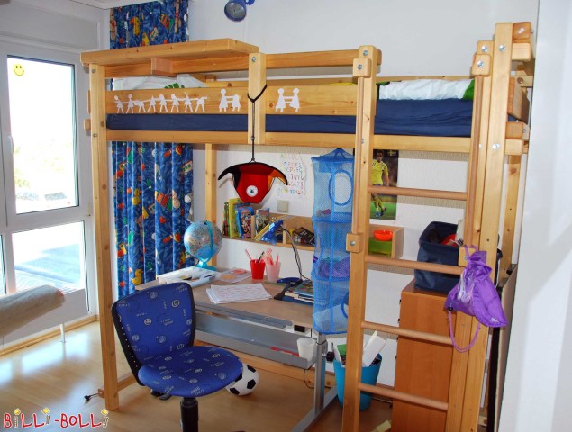 Dieses Jugendbett hoch wurde oben mit einem Nachttisch ausgestattet. (Jugend-Hochbett)