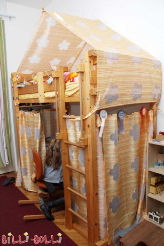 Das Jugend-Hochbett als Wolkenbett. (Jugend-Hochbett)