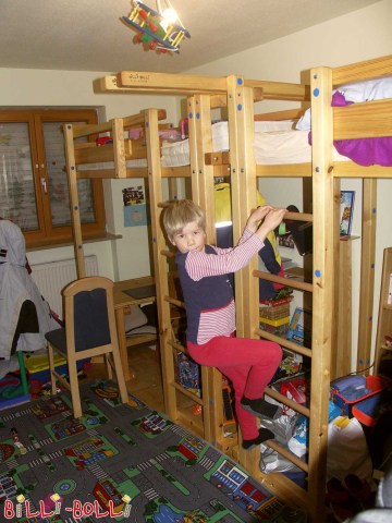 Zwei Jugend-Hochbetten, hier mit Spielkran. (Jugend-Hochbett)