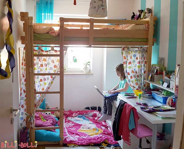 Jugend-Hochbett, das Hochbett für Teenager, neben einem Schreibtisch in einem kleinen Zimmer (Jugend-Hochbett)