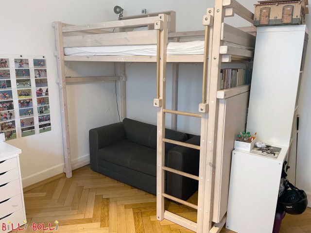 Das Jugend-Hochbett, hier in weiß lasiert und oben mit kleinem Bettregal, … (Jugend-Hochbett)