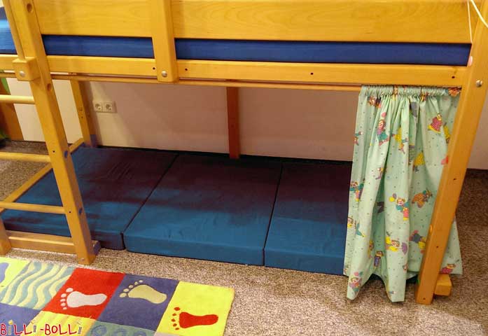 Unsere Klappmatratze aus Schaumstoff passt in den Bereich unter der … (Klappmatratze)