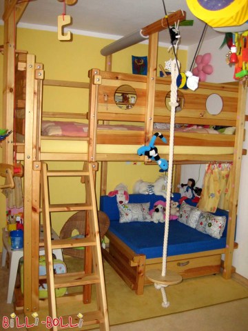 Das Kuscheleckenbett in Kiefer, mit Polsterkissen und Matratze für die … (Kuscheleckenbett)