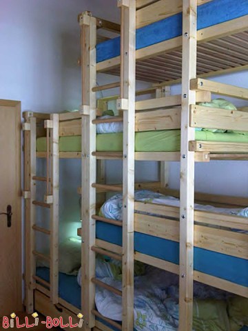 Ein Vierer-Etagenbett-seitlich-versetzt. (Vierer-Etagenbett-seitlich-versetzt)