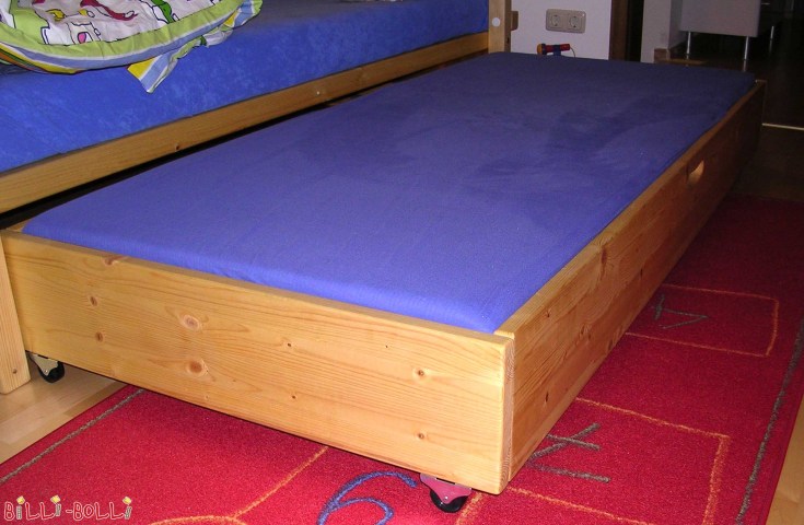 Das Bettkastenbett, hier unter einem niedrigen Jugendbett. Kann bei Bedarf … (Bettkästen)