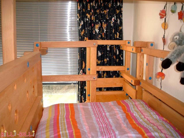 Der Rutschenturm ist ohne Übergang direkt von der oberen Etage des Bettes … (Rutsche)