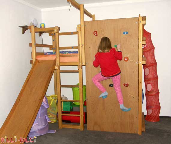 Die Kletterwand ist auch für größere Kinder abwechselungsreich, da die Gr … (Klettern)