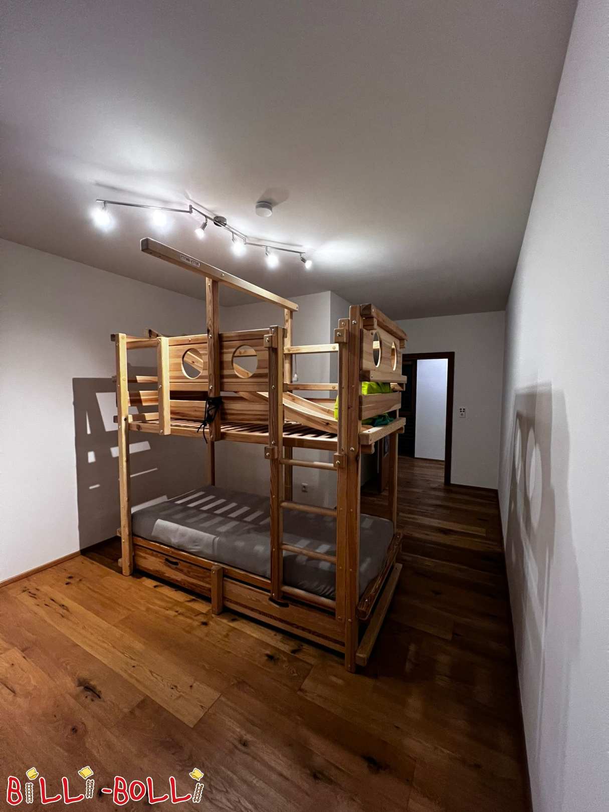 2 Jahre altes mitwachsendes Hochbett mit Bullaugen mit Rutsche (Kategorie: Hochbett mitwachsend gebraucht)
