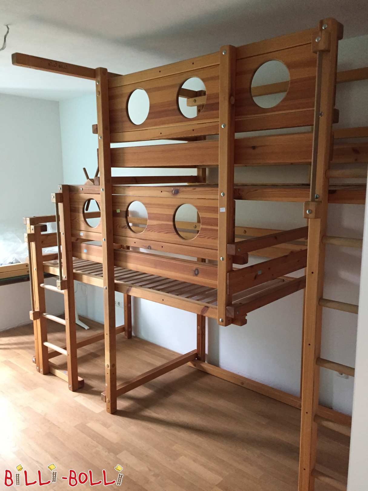 Beide-oben-Bett seitlich versetzt in Kiefer (Kategorie: Beide-oben-Etagenbetten gebraucht)