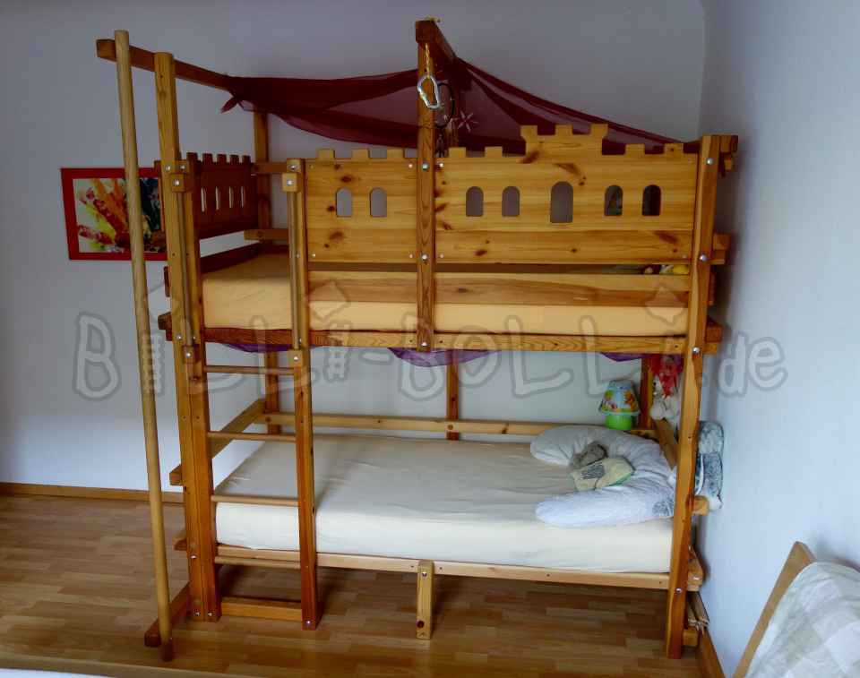 Billi-Bolli-Etagenbett inklusive Ritterburgbretter und Feuerwehrstange (Hochbett gebraucht) Billi-Bolli-Etagenbett inklusive Ritterburgbretter und Feuerwehrstange (Hochbett gebraucht)