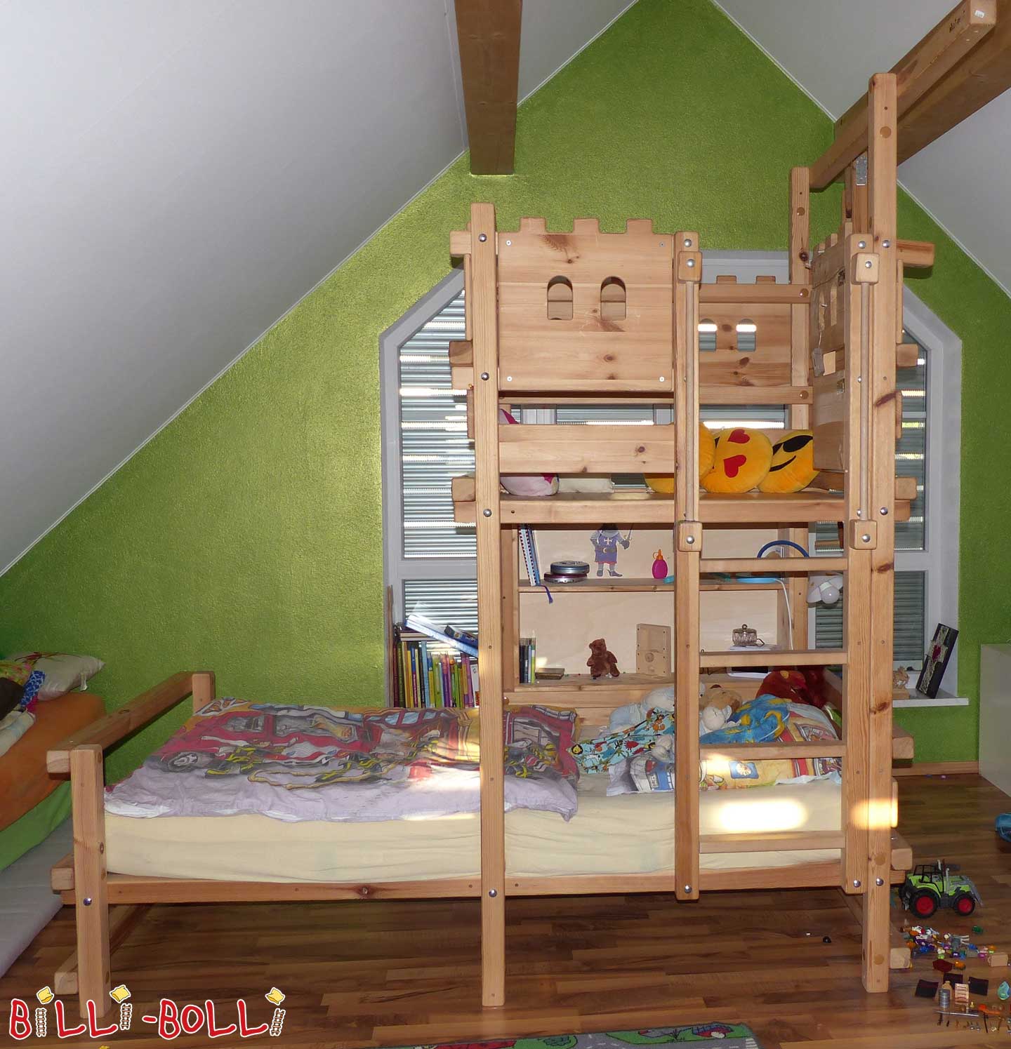 Dachschrägenbett im Ritterburgdesign (Kategorie: Dachschrägenbett gebraucht)