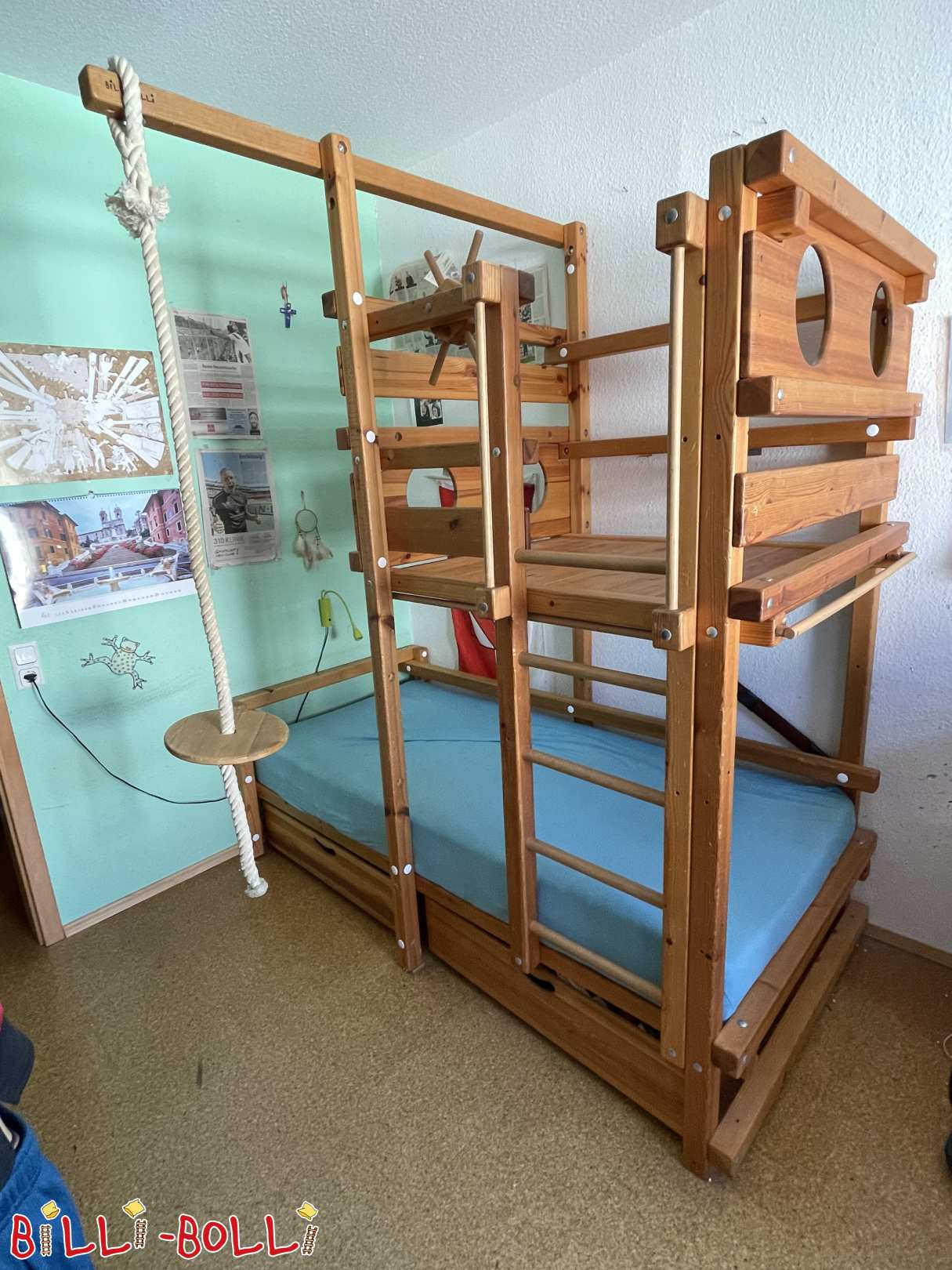 Dachschrägenbett mit Schaukelteller, Kletterseil und Piratensteuerrad (Kategorie: Dachschrägenbett gebraucht)