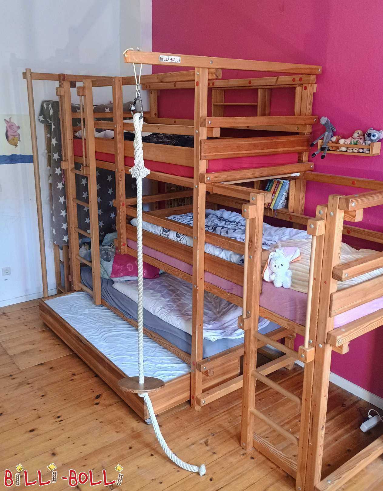 Dreier-Etagenbett mit Besucher-Bett, Feuerwehrstange und Schaukel (Kategorie: Dreier-Etagenbetten gebraucht)