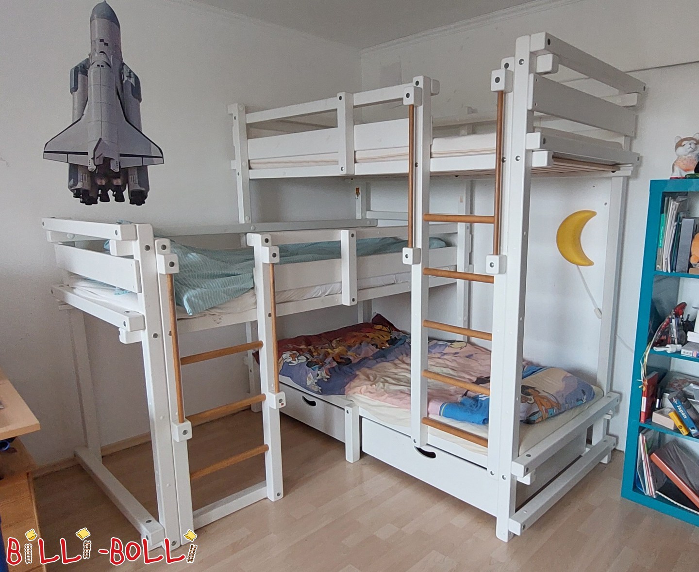 Inserat 5740: Dreier-Etagenbett Typ1A (Über-Eck-Variante) mit 2 Bettkästen Dreier-Etagenbett Typ1A (Über-Eck-Variante) mit 2 Bettkästen (Kategorie: Dreier-Etagenbetten gebraucht)