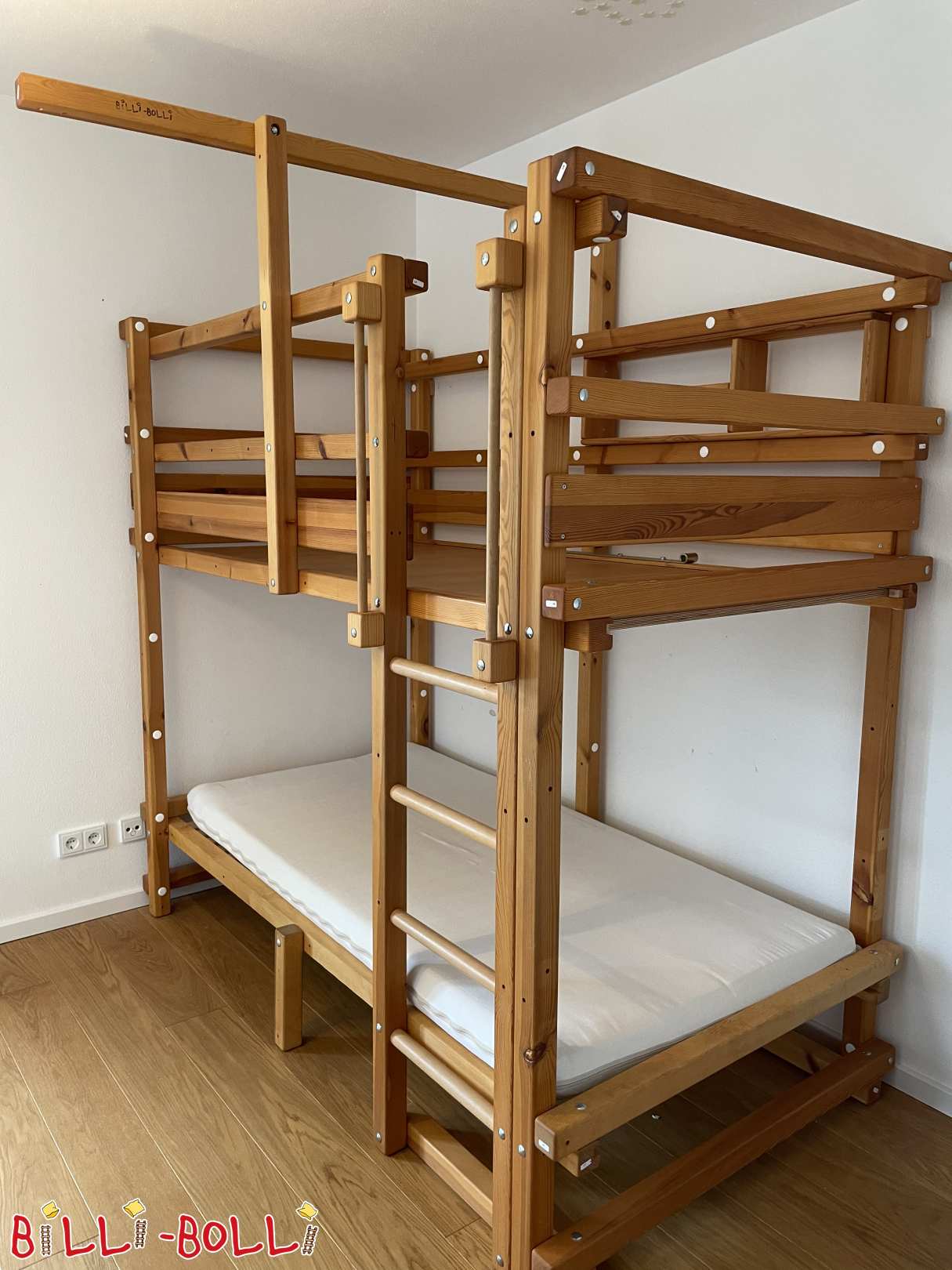 Etagenbett 100x200cm mit Schaukelbalken, Spielboden und kleinem Regal (Kategorie: Etagenbett gebraucht)