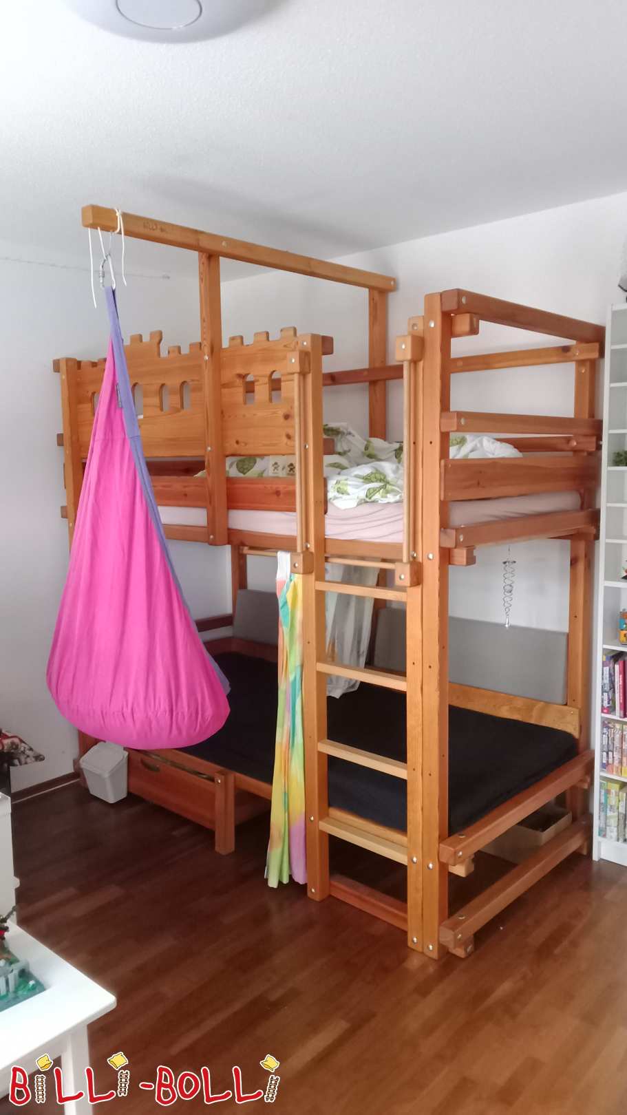 Etagenbett in Kiefer mit Ritterburgbrettern und Schaukelbalken (Kategorie: Etagenbett-seitlich-versetzt gebraucht)