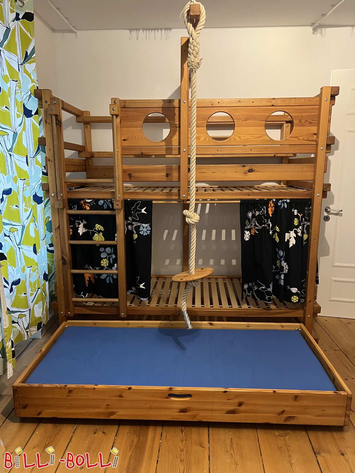 Etagenbett mit Ausziehbett, Schaukel, kleinem Regal und Vorhängen (Kategorie: Etagenbett gebraucht)