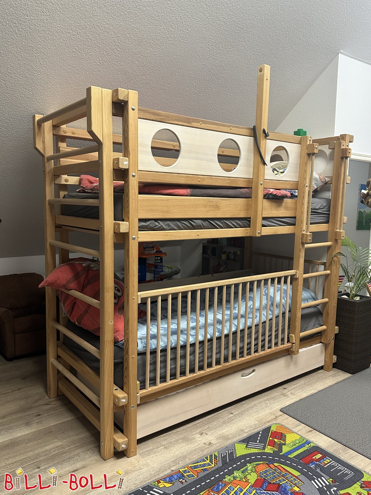 Inserat 5722: Etagenbett mit Bettkastenbett, Kiefer Etagenbett mit Bettkastenbett, Kiefer (Kategorie: Etagenbett gebraucht)