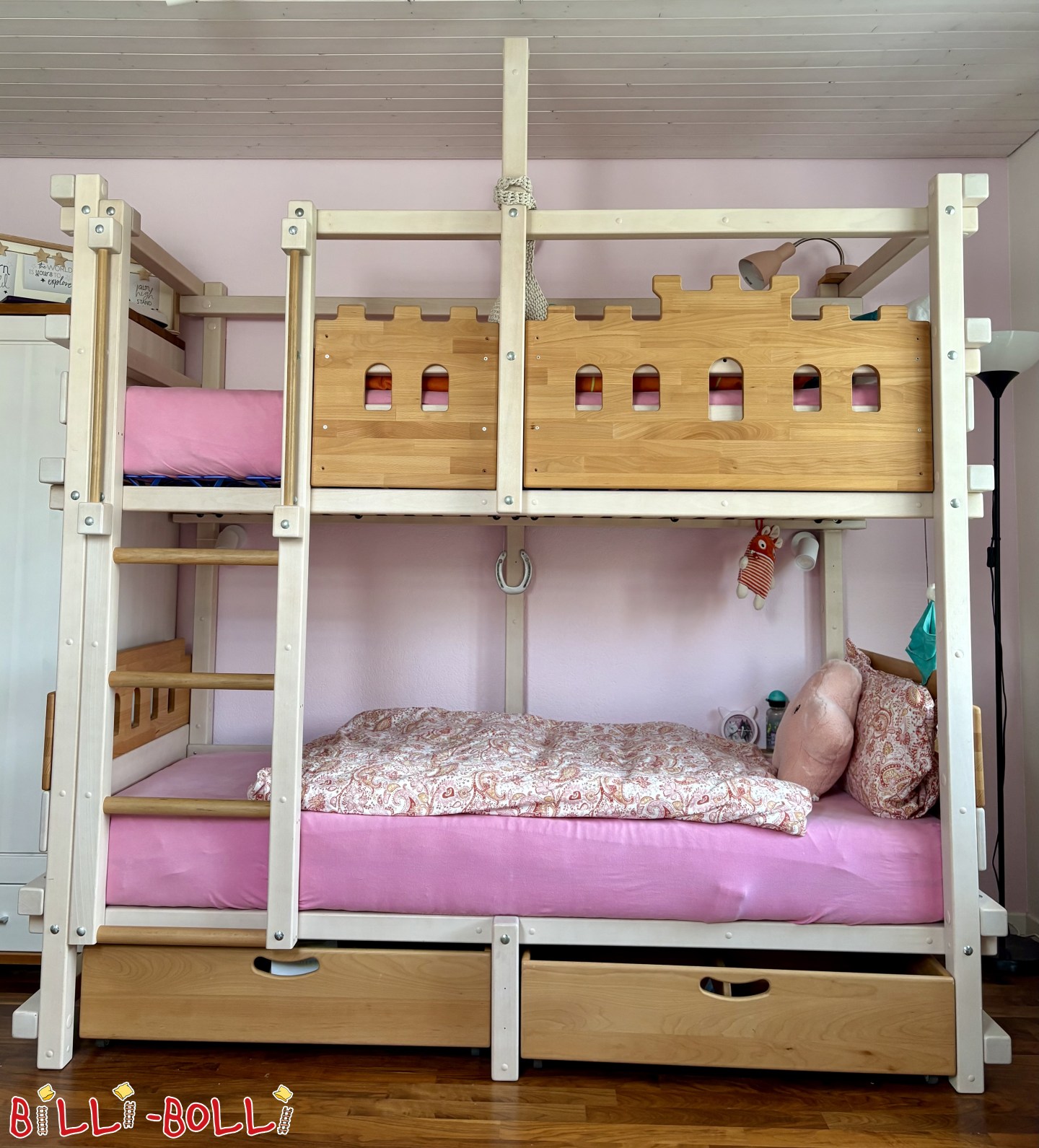 Etagenbett mit Burg-Deko, Buche weiss lasiert, viel Zubehör (Kategorie: Etagenbett gebraucht)